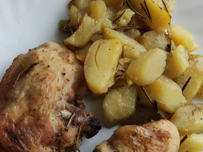 Meal 623 450G Pecene Kure S Rozmarynem Anglickou Slaninou A Bilym Vinem Brambor