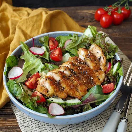 Meal 629 Salatova Miska S Kurecim Masem Mix Salatu Kureci Maso Krupava Cibulka Koriandr Chli Papricka Arasidy Zalivka Pecivo