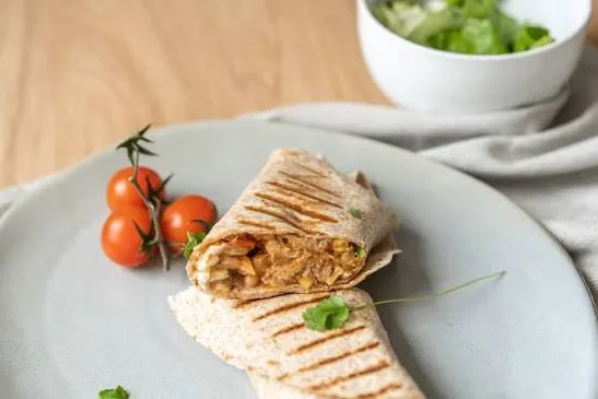 Meal 666 Psenicna Tortila Plnena Trhanym Veprovym Bbq Masem Grilovanou Zeleninou A Cheddarem