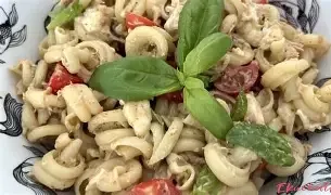 Meal 672 450G Testovinovy Salat S Veprovymi Medailonky A Pestem Z Medvediho Cesneku