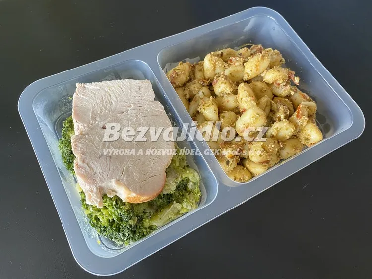 Meal 743 Kruti Prsa S Brokolici Na Masle S Italskymi Gnocchi S Pestem A Susenymi Rajcaty Z