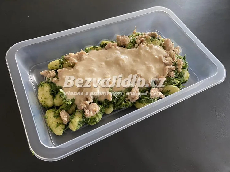 Meal 744 Bramborove Noky S Kurecim Masem A Listovym Spenatem Se Syrovym Prelivem