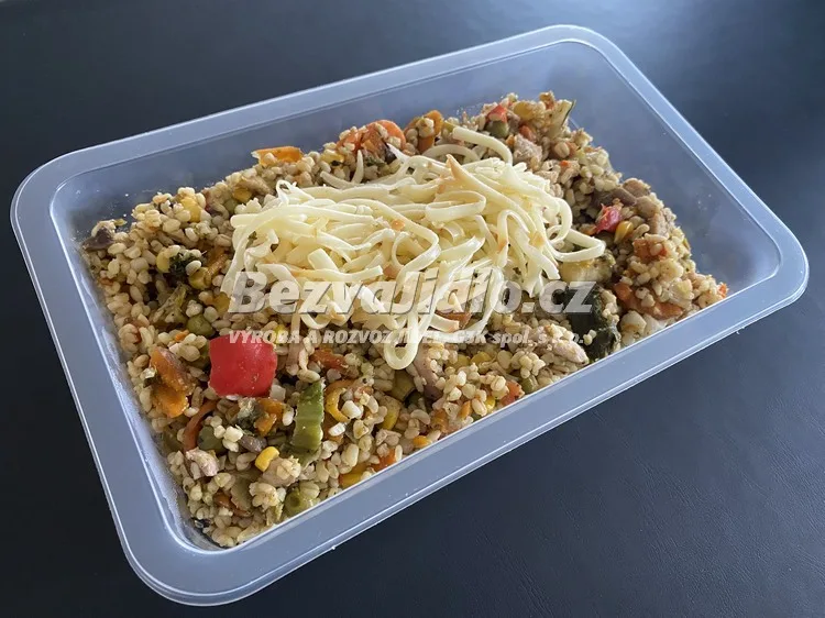 Meal 774 Bulguroto S Kurecim Masem A Zeleninou Sypane Uzenym Syrem Z
