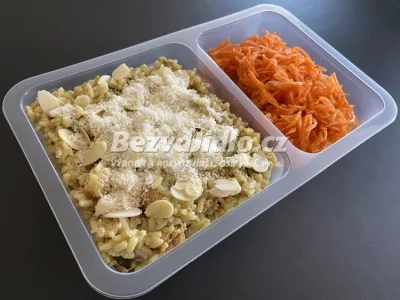 Italské kari rizoto s králičím masem a zeleninou, sypané mandlemi a parmazánem, s mrkvovým salátem Z