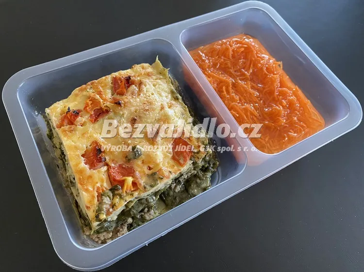 Meal 808 Lasagne S Listovym Spenatem A Veprovym Masem Mrkvovy Salat