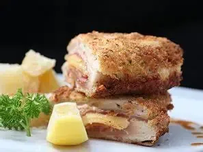 Smažený kuřecí CORDON BLEU se šunkou s dvěma sýry, vařený brambor, tatarka