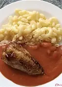 Plněný paprikový lusk v rajské omáčce, těstoviny