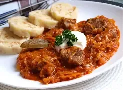 Segedínský guláš, houskový knedlík