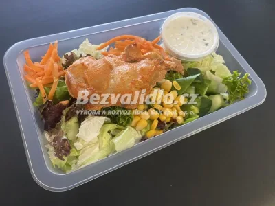 Variace salátů a zeleniny, s grilovaným marinovaným kuřecím stehenním steakem a pažitkovým dipem Z (330g)