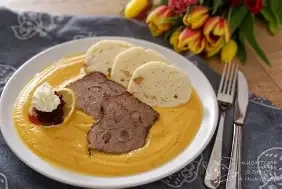 Svíčková na smetaně, houskový knedlík