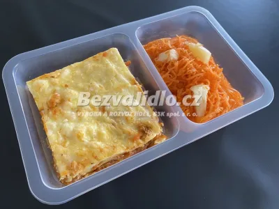 Lasagne Bolognese s vepřovým masem, s mrkvovým salátem s ananasem