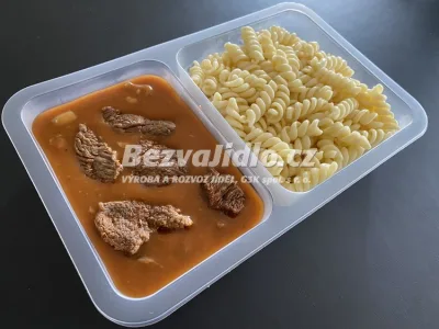 Kapucínský hovězí guláš s vložkou z čerstvých žampionů, s těstovinami